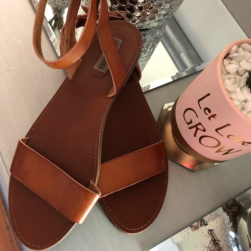 Steven madden women’s flat sandals.